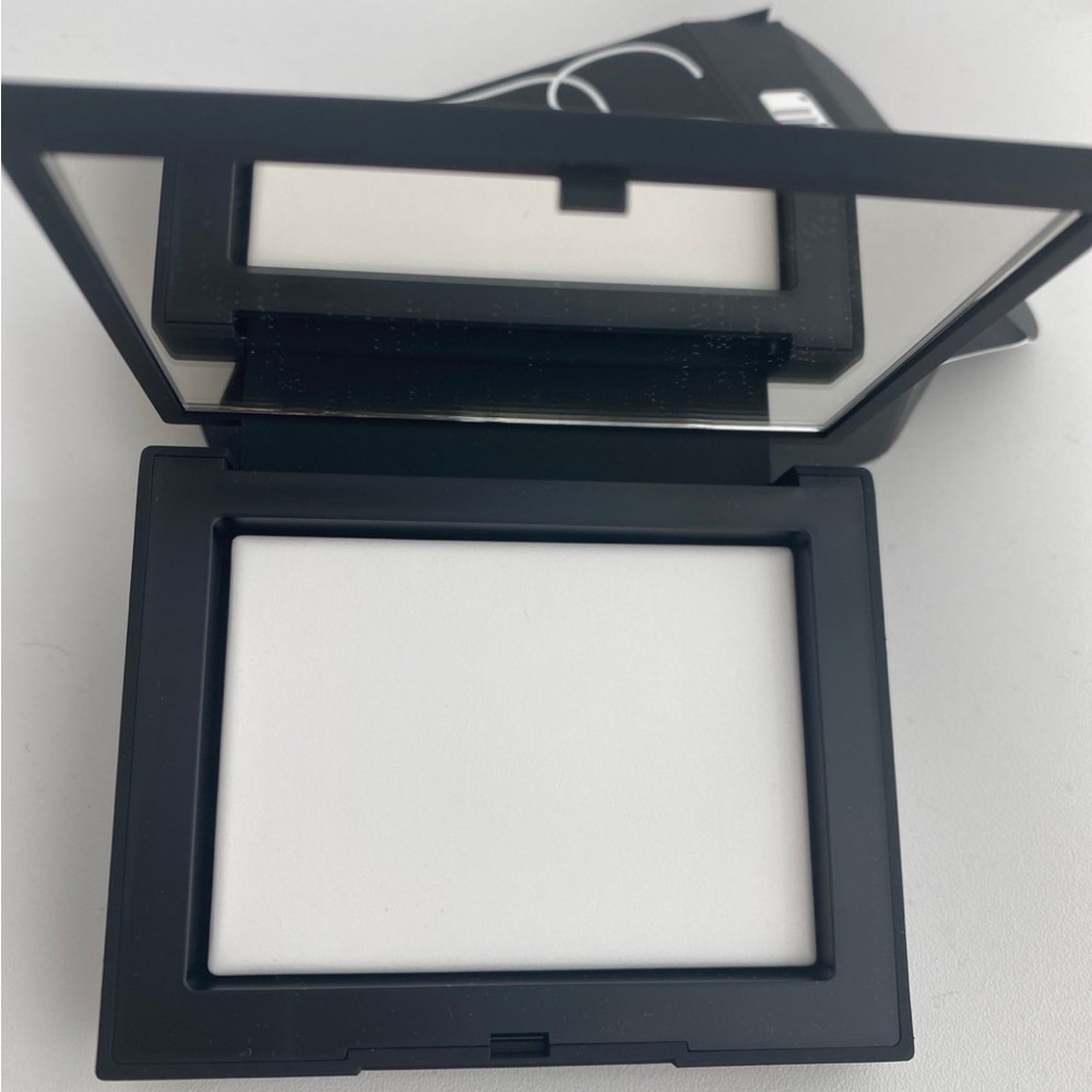 NARS Light Reflecting Powder - Picture 3 of 6